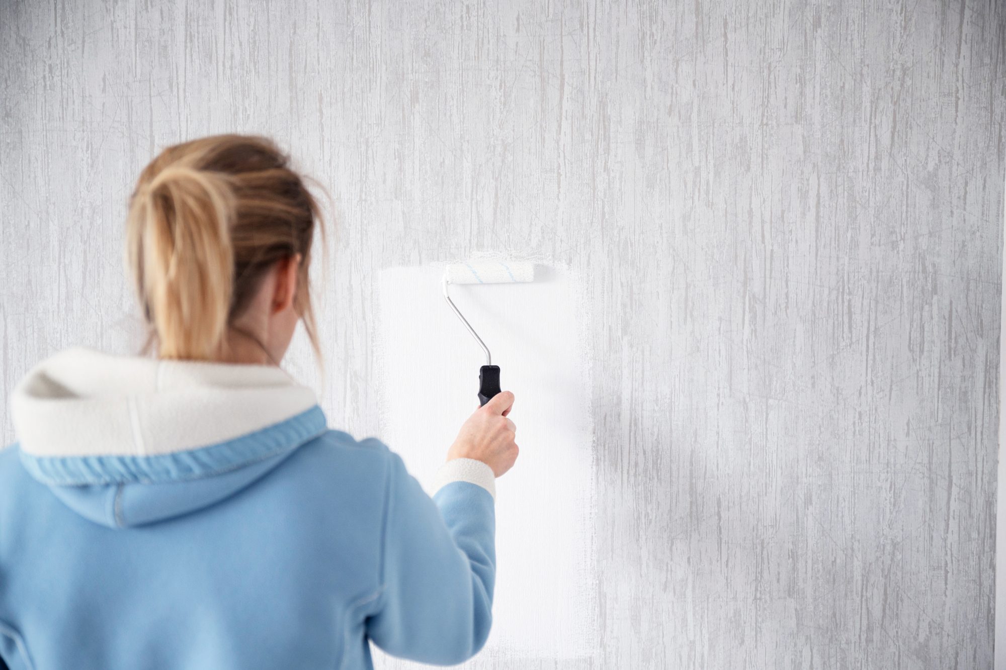 Dos and Don'ts of Painting Over Wallpaper